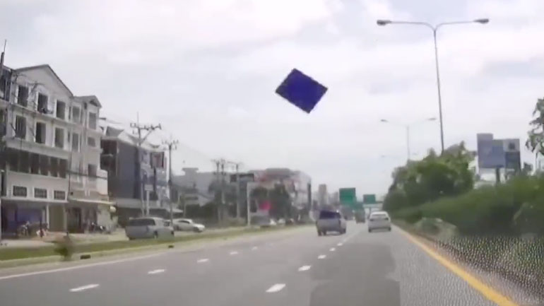 Πλαστικό ιπτάμενο καπάκι χτυπά αυτοκίνητο