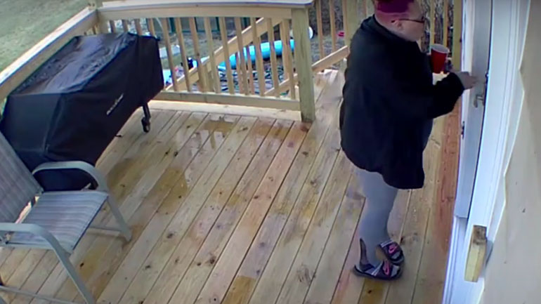  Άνδρας βοηθά την αδερφή του που γλίστρησε στις σκάλες