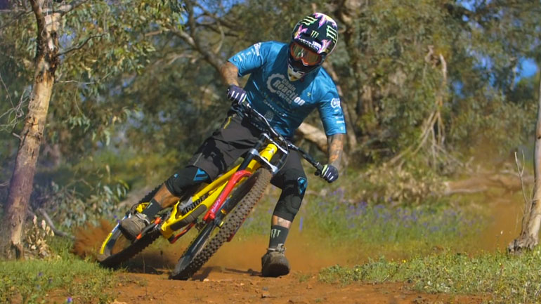 Τι και αν έχει παρατήσει το downhill, ο Sam θα είναι πάντα ο πιο στιλάτος αναβάτης όλων των εποχών