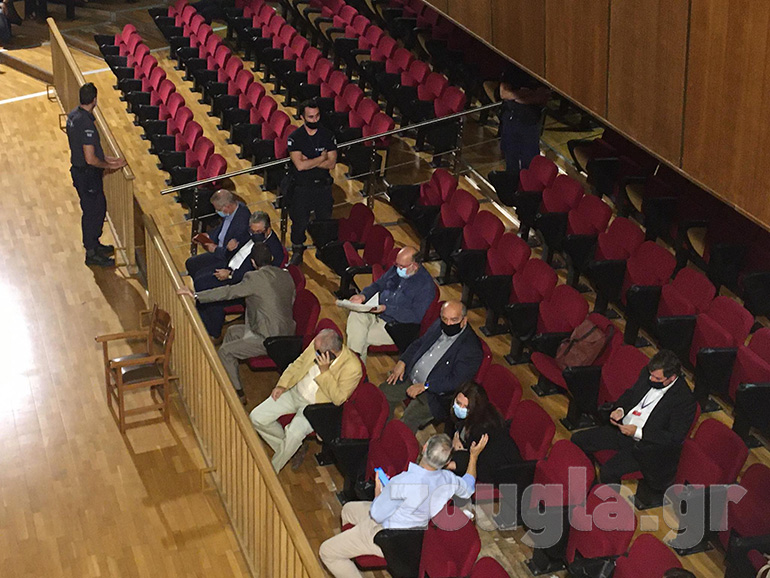 Βούτσης και Κουτσούμπας βρίσκονται εντός της αίθουσας