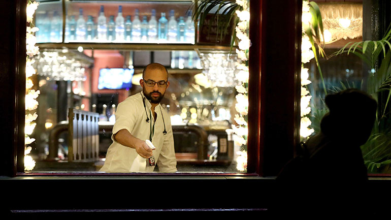 Κλείνουν παμπ και καφετέριες στην κεντρική Σκωτία λόγω αύξησης των κρουσμάτων