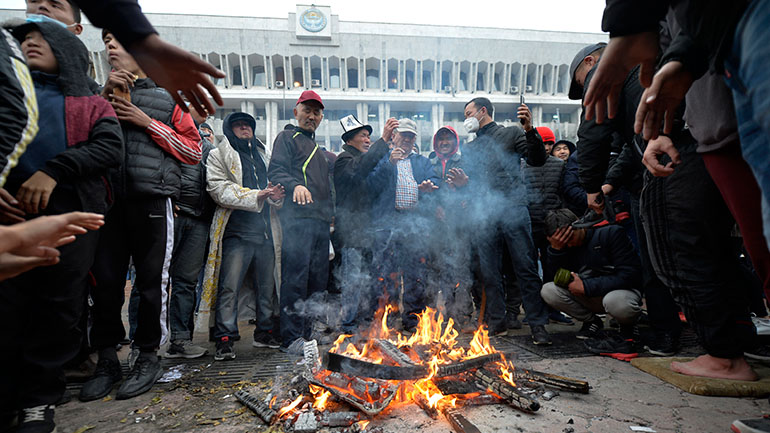 Κιργιστάν: Ρήξη στους κόλπους της αντιπολίτευσης – Η χώρα βυθίζεται ολοένα και περισσότερο στο χάος