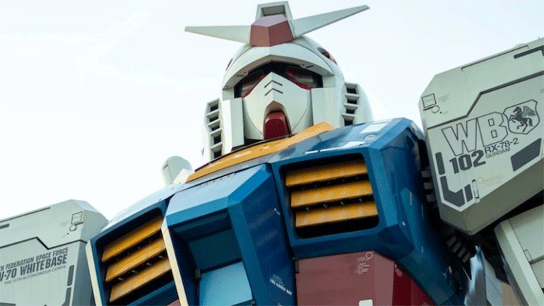 Ο Guntam, το ρομπότ, μπορεί να περπατήσει, να γονατίσει, να στρέψει το κεφάλι του και να δείξει στον ουρανό