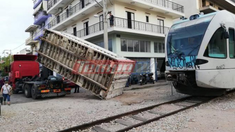 Πάτρα: Κοντέινερ έπεσε πάνω σε συρμό του προαστιακού σιδηροδρόμου