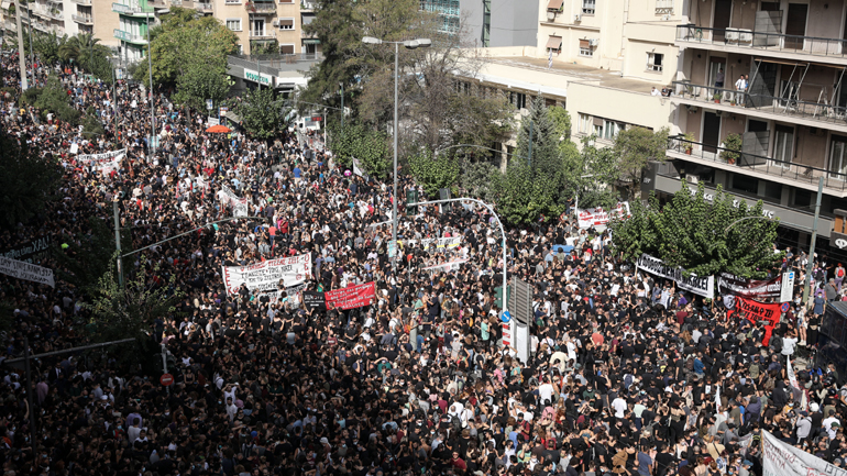 Guardian για τη Χρυσή Αυγή: «Η μεγαλύτερη δίκη φασιστών μετά τη δίκη της Νυρεμβέργης»