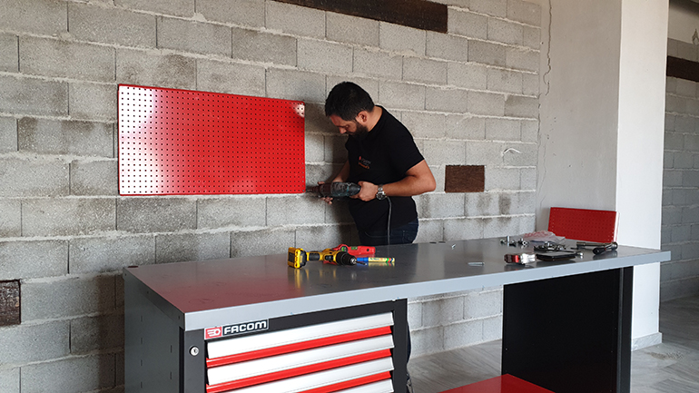 Η τοποθέτηση του πάγκου με τα εργαλεία...