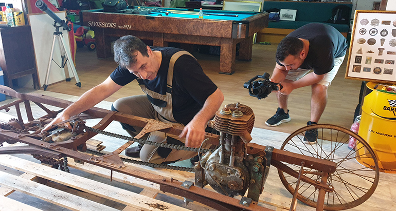 Ο Βασίλης Μακρής επιμελήθηκε τα μηχανικά μέρη του αυτοκινήτου ενώ ο Αποστόλης Μαρούσης ήταν ο άνθρωπος που απαθανάτισε τις εικόνες και δημιούργησε το τελικό video...