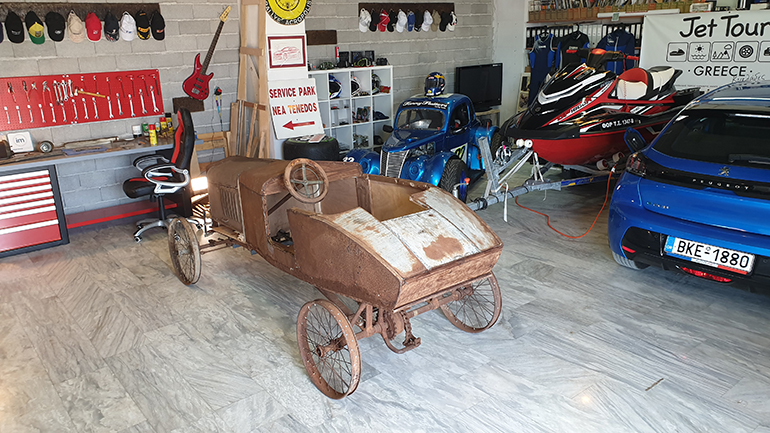 Το πρώτο ελληνικό αυτοκίνητο με φόντο καθημερινά σύγχρονα οχήματα όπως ένα... αγωνιστικό Legend Car της Fanny Flutters Racing Team, ένα Yamaha WaveRunner GP1800R και ένα... ηλεκτρικό Peugeot 208!