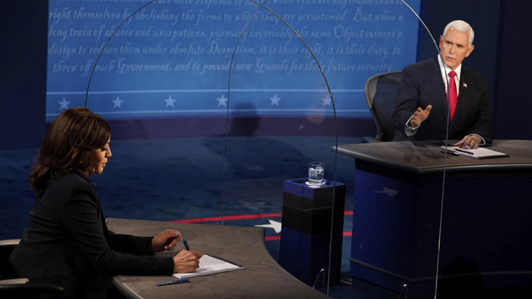 ΗΠΑ: Ο Μάικ Πενς κατηγορεί την Κάμαλα Χάρις πως «υπονομεύει την εμπιστοσύνη» των Αμερικανών στο εμβόλιο