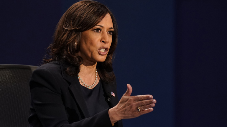 Κάμαλα Χάρις: Οι Αμερικανοί έχουν δικαίωμα να γνωρίζουν σε ποιον οφείλει χρήματα ο πρόεδρος των ΗΠΑ