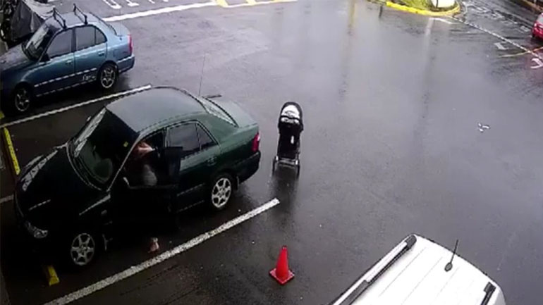 Έφυγε το καρότσι με το μωρό στον δρόμο