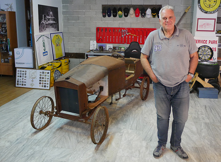 Ο Νίκος Θεολόγος, εγγονός του κατασκευαστή Νίκου θεολόγου με το πρώτο ελληνικό αυτοκίνητο...