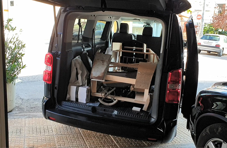 Όσο και αν ακούγεται απίστευτο μέσα στο Peugeot Traveller χώρεσε το πρώτο ελληνικό αυτοκίνητο το οποίο μεταφέραμε στο χώρο που κάναμε την συναρμολόγηση - ανακατασκευή... 