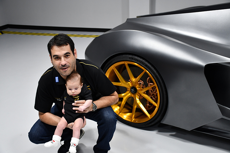 Ο Σπύρος Πανόπουλος με την κόρη του και το... άλλο του "μωρό" το CHAOS!