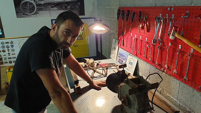 Στον πάγκο εργασίας βρίσκεται ο κινητήρας της BSA που τοποθετήθηκε στο πρώτο αυτοκίνητο