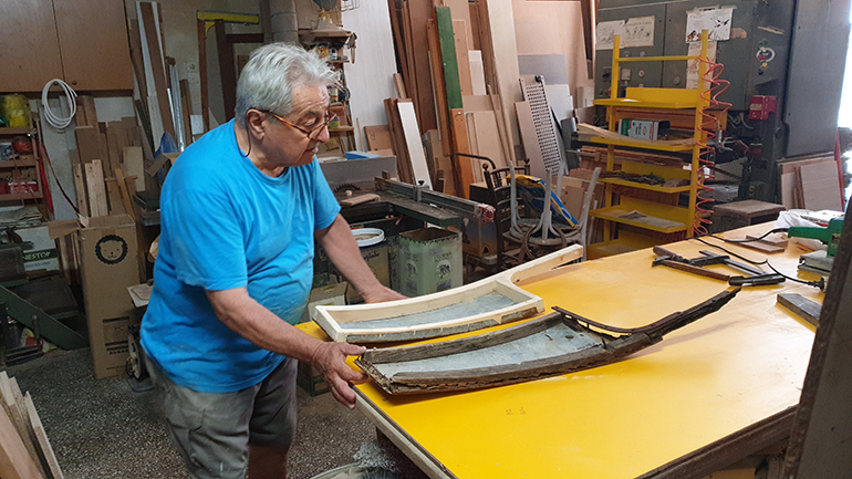 Ο Χρήστος Μαραγκός επισκεύασε τα ξύλα και κατασκεύασε νέα για το σκελετό 