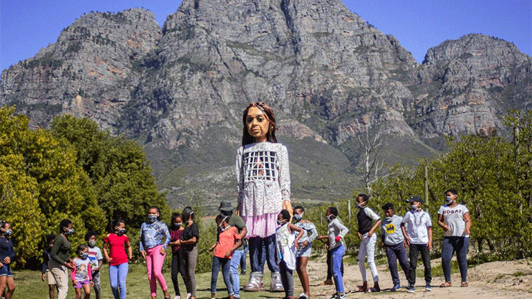 Μια τεράστια κούκλα θα ταξιδέψει από τη Συρία μέχρι τη Μεγάλη Βρετανία