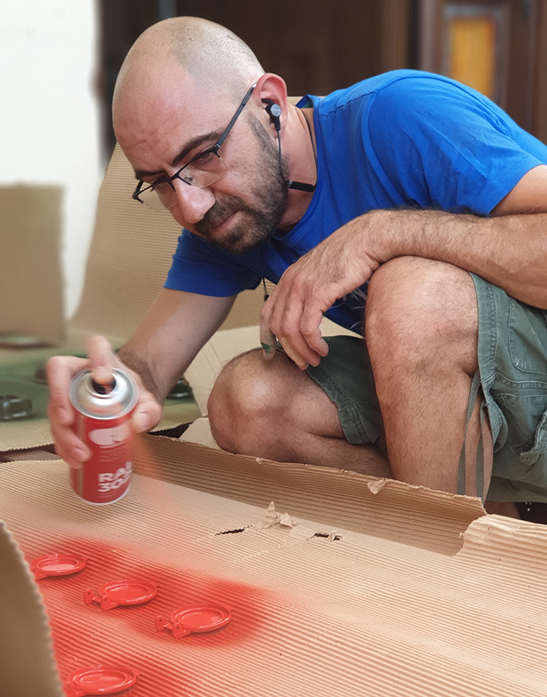 Ο Γιάννης Μπόνης θεωρείται ο κορυφαίος κατασκευαστής καμινιών υψηλών θερμοκρασιών αλλά ήταν ο άνθρωπος που έβαλε το χεράκι του και ασχολήθηκε με το... ντιζάιν των πριζών που τοποθετήσαμε στους τοίχους! 