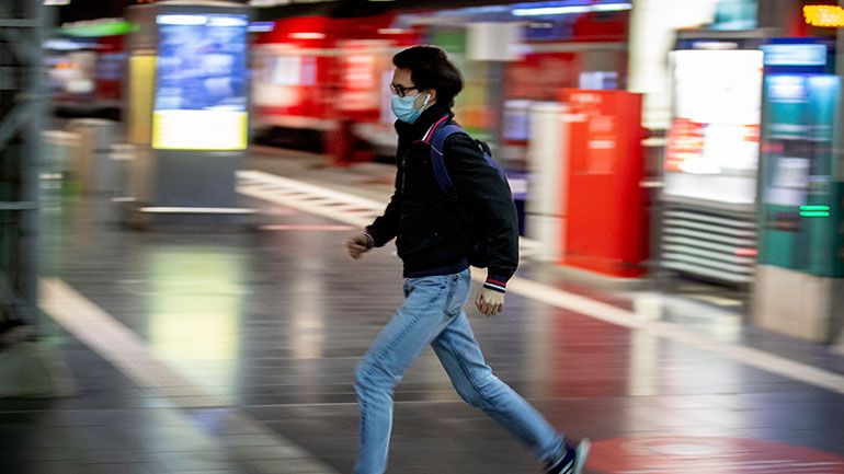 Η Πολωνία καθιστά από το Σάββατο υποχρεωτική τη χρήση μάσκας σε εξωτερικούς χώρους