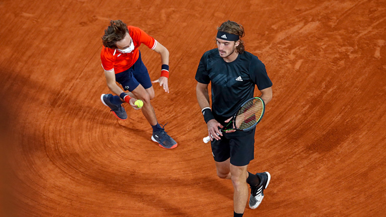 “Λύγισε” ο Τσιτσιπάς στον ημιτελικό του Ρολάν Γκαρός