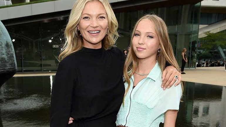 H κόρη της Kate Moss έκανε το ντεμπούτο της στην πασαρέλα της Miu Miu