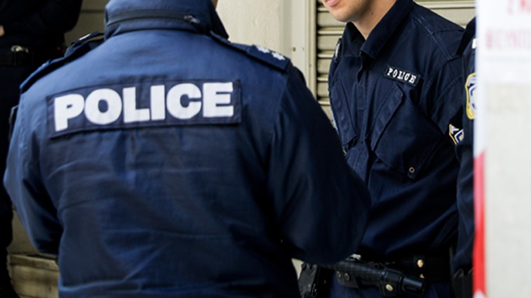 Επίθεση περίπου σαράντα ατόμων σε αστυνομικούς στον Ασπρόπυργο