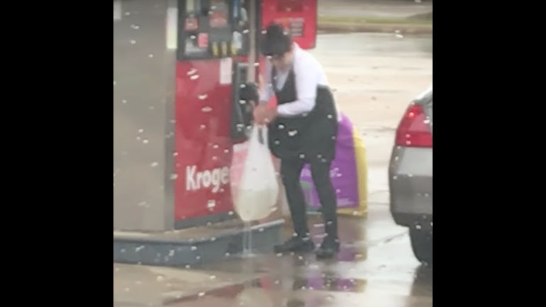 Έβαλε βενζίνη σε πλαστική σακούλα Έβαλε βενζίνη σε πλαστική σακούλα