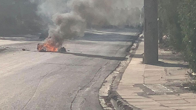 Επεισόδια στο Μενιδί με φωτιές στους δρόμους