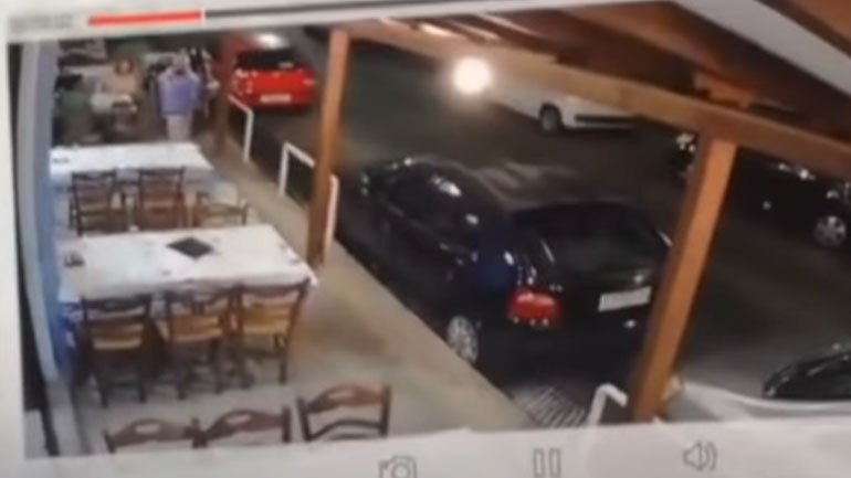 Βίντεο σοκ: Μηχανή παρασύρει σερβιτόρο έξω από εστιατόριο