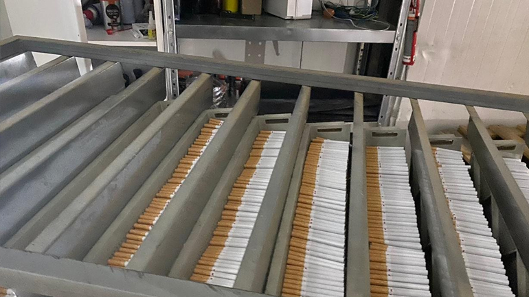 Παράνομα εργοστάσια παρασκευής τσιγάρων ανακάλυψε η ΕΛΑΣ – 22 συλλήψεις