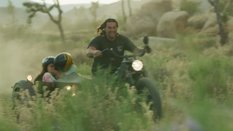 Το πάθος του «Aquaman» για τους 2 τροχούς