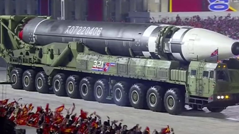 Βόρεια Κορέα: Ο ολοκαίνουργιος διηπειρωτικός βαλλιστικός πύραυλος σε στρατιωτική παρέλαση