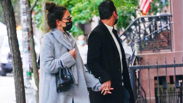 H μάσκα προστασίας της Katie Holmes έχει τη μεγαλύτερη λίστα αναμονής