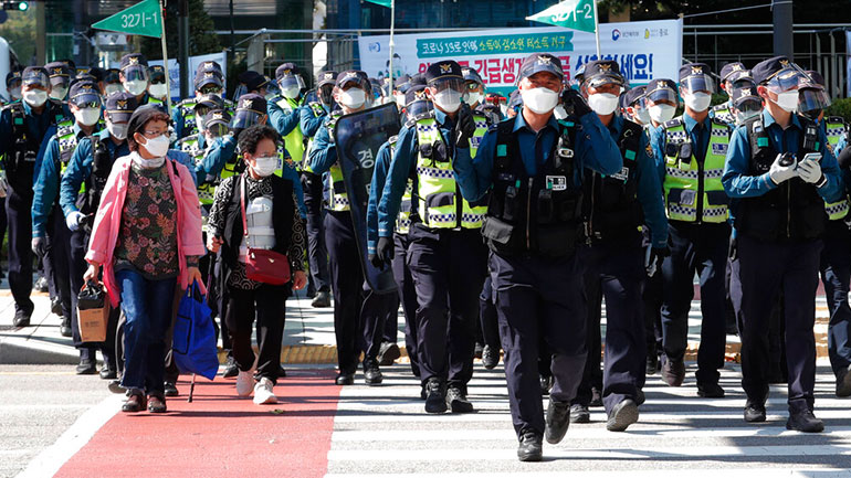 Β. Κορέα: Στήθηκε γιγάντια στρατιωτική παρέλαση για την 75η επέτειο της ιδρύσεως του Κόμματος των Εργατών