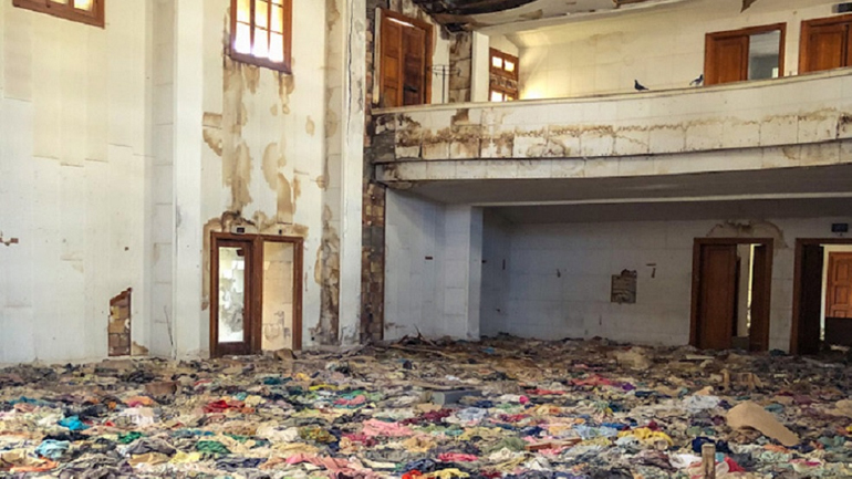 Βαρώσια: Μια «θάλασσα» από ρούχα των κατοίκων στο Λύκειο Ελληνίδων Αμμοχώστου