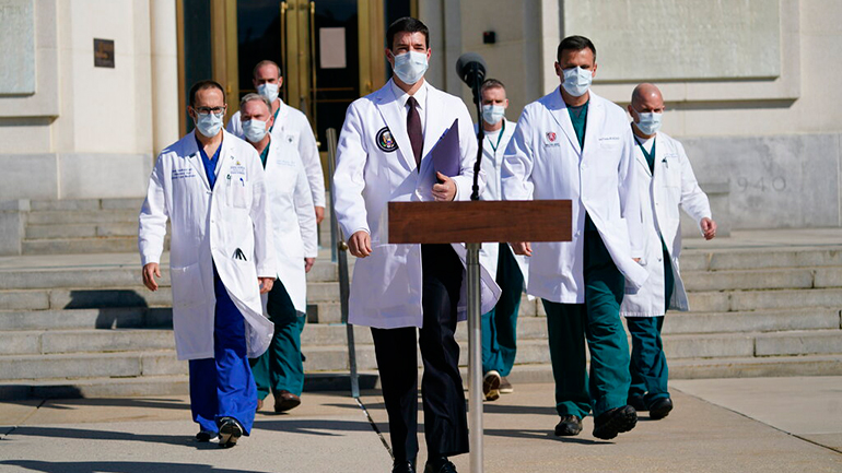 Ο πρόεδρος Τραμπ δεν είναι πλέον μεταδοτικός δηλώνει ο γιατρός του