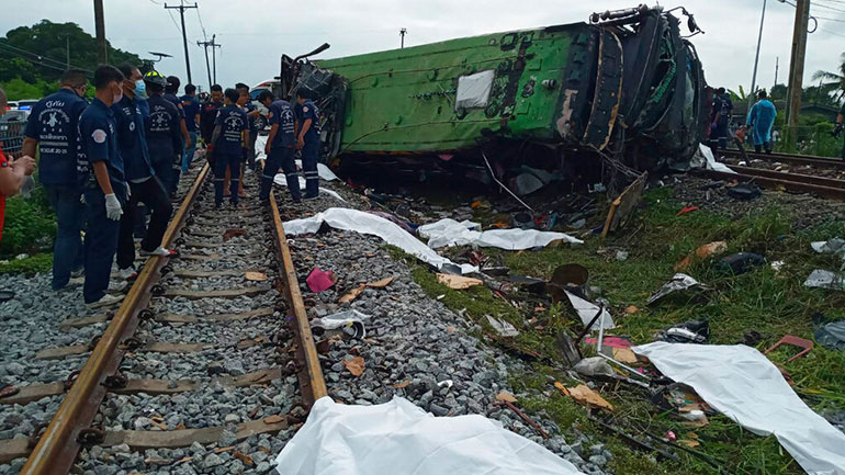 Ταϊλάνδη: Τουλάχιστον 17 νεκροί από σύγκρουση λεωφορείου – τρένου