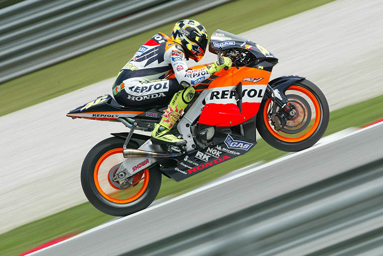 Δυσαρεστημένος από την στρατηγική της Honda το 2003 ο Valentino Rossi μετακόμισε με πικρία στην Yamaha