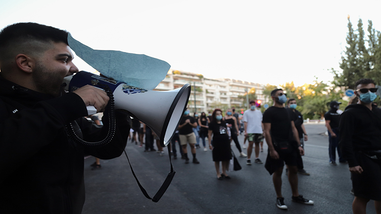 Κύπρος: Επεισόδια στο οδόφραγμα της Δερύνειας για το άνοιγμα των Βαρωσίων