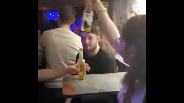 Όταν κάποιος χτυπάει την μπίρα σας