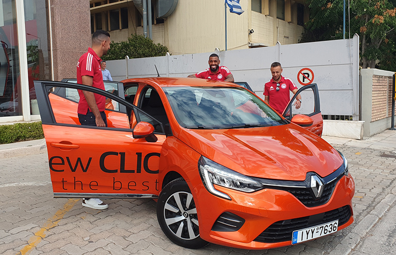 Οι παίκτες του Ολυμπιακού λιγο πριν το test drive με το Renault Clio