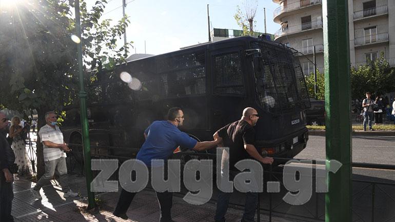 Εφετείο: Πέταξαν καφέδες σε οπαδούς της Χρυσής Αυγής