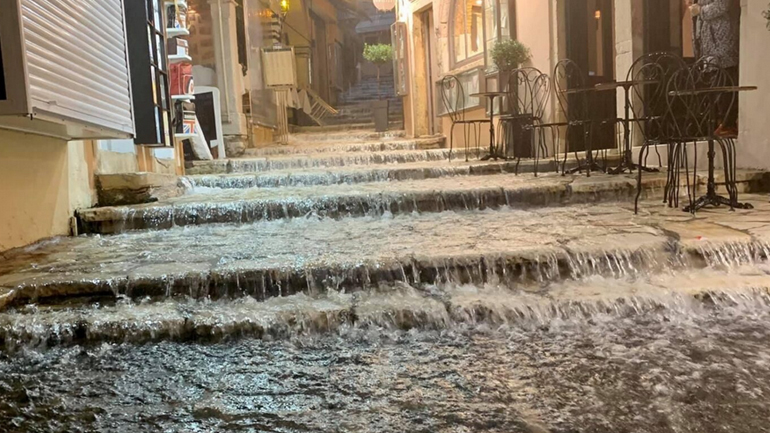 Η κακοκαιρία χτύπησε την Κέρκυρα – Ποτάμια οι δρόμοι