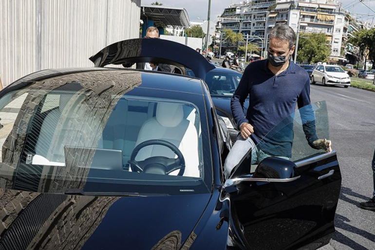 Ο Πρωθυπουργός Κυριάκος Μητσοτάκης μπαίνει σε ένα Tesla Model 3 