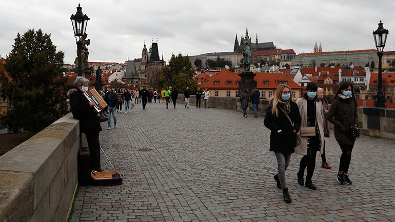 Σλοβακία: Υποχρεωτική η χρήση μάσκας σε εξωτερικούς χώρους