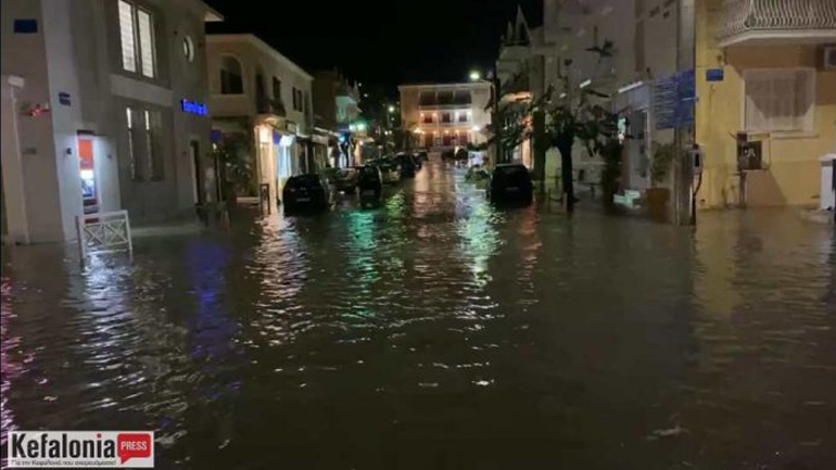 Πλημμύρισαν οι δρόμοι στο Αργοστόλι