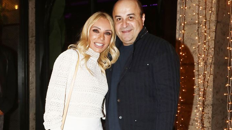 Έλενα Τσαβαλιά: Κομψή εμφάνιση με total white look στο πλευρό του Μάρκου Σεφερλή