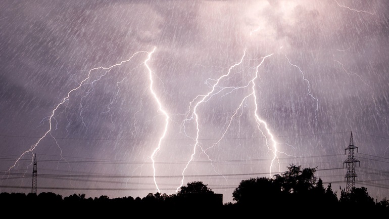 Το ψυχρό μέτωπο σήμερα έφερε 2.500 κεραυνούς και μεγάλα ύψη βροχής – Tι προβλέπεται για την Τετάρτη