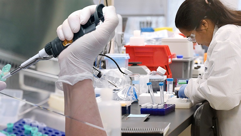 Διακόπηκε για λόγους ασφαλείας η δοκιμή του φαρμάκου της Eli Lilly για τον Covid-19