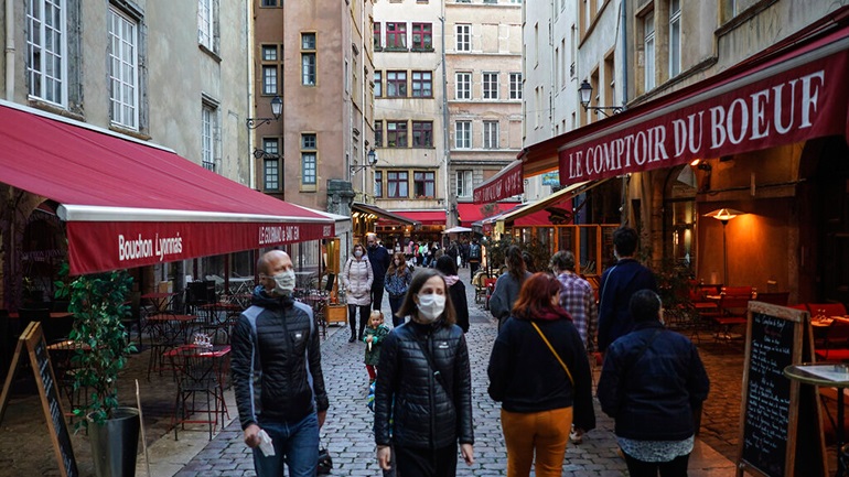 Σχεδόν 13.000 νέα κρούσματα Covid-19 στη Γαλλία και 117 θάνατοι